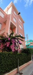 un edificio rosa con flores delante en Hotel Villa Rosa, en Sestri Levante