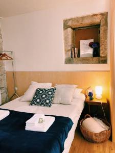 een slaapkamer met een groot bed met een spiegel aan de muur bij Porto-Braga Country side - private swimming pool in Alvarelhos +23 foto's