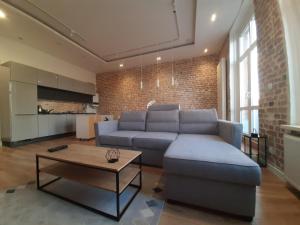 sala de estar con sofá y mesa de centro en Apartamenty Lubin - Loft, en Lubin