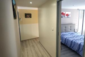 Zimmer mit einem Bett und einem Flur mit einem Spiegel in der Unterkunft RELAIS ERMESINDE in Marville