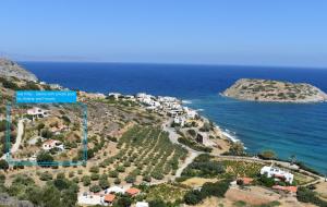 una vista aérea de un pueblo en una colina junto al océano en Vaia Villas en Mochlos