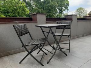 2 stoelen en een tafel op een balkon bij Apartamenty Lubin - Loft in Lubin