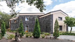 拉加尔纳Boscoscuro的石头外墙房子