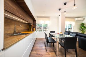 A kitchen or kitchenette at La Casa de los Mapas