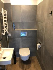 een badkamer met een wit toilet en een wastafel bij Willa Mała Czarna in Wisła +23 foto's