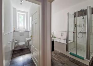 バーデン・バーデンにあるCenter Baden Badenのバスルーム(シャワー、洗面台、トイレ付)
