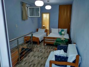 Pokój szpitalny z 2 łóżkami i balkonem w obiekcie AMY's APARTMENT w mieście Vistayí