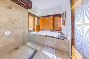 La grande salle de bains est pourvue d'une baignoire et d'une fenêtre. dans l'établissement Villa Simone Bali, à Jimbaran 13 autres photos