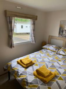 Легло или легла в стая в Haggerston Castle 6 Berth Caravan - Riverside 37