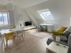 ein Wohnzimmer mit einem Sofa und einem Tisch in der Unterkunft Apartments Rischmühle in Emmerthal