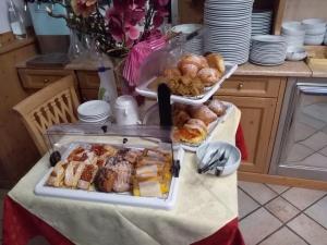 una mesa con una bandeja de comida en una mesa en Hotel Sport, en Coredo