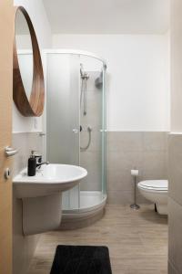 een badkamer met een wastafel, een douche en een toilet bij Stylish Flat in Nusle by Prague Days in Praag