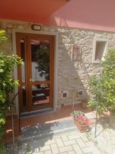 een deur naar een huis met een stenen muur bij CASA ANTONIETTA in Bivigliano