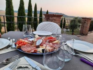un tavolo con un piatto di cibo su un tavolo di Agrihotel Il Palagetto a Volterra