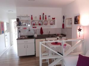 a kitchen with a counter and a white counter top at Eco Paradise Cumbuco 131 in Cumbuco