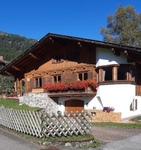 een huis met een hek ervoor bij Ferienhaus Alpsteig in Schattwald