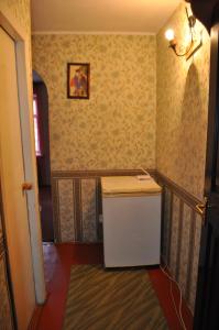 una nevera pequeña en una habitación con papel de pared amarillo en Apartment for rent Reasonable price en Kremenchuk