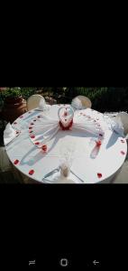 una mesa blanca con corazones rojos encima en Agriturismo Le Francesche, en Nocera Umbra