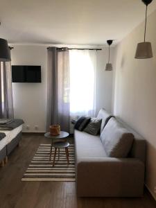 een woonkamer met een bank en een tafel bij Willa Mała Czarna in Wisła