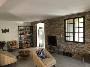 ein Wohnzimmer mit Kamin und Ziegelwand in der Unterkunft En Buena Hora in Saze