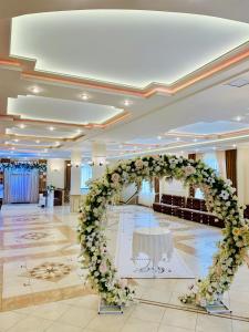 un salón de banquetes con un arco de flores en Staryj Kosiv, en Staryi Kosiv