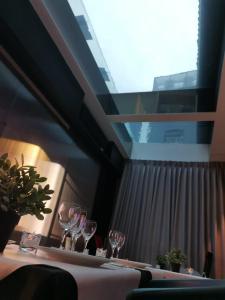 einen Tisch mit Weingläsern darüber in der Unterkunft Hi Hotel in Singapur