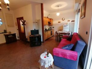 uma sala de estar com um sofá vermelho e uma mesa em Girasole76 em Sestri Levante