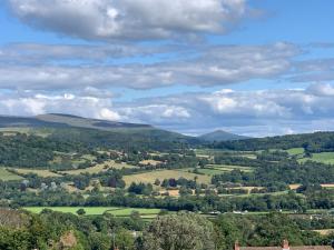 - Vistas a las colinas a lo lejos en Peacock Cottage, Coity Bach, en Talybont