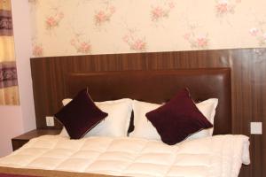 Rúm í herbergi á HOTEL PARAMI INN