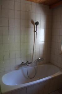 een badkuip met douche in een badkamer bij Ferienwohnung in der Schoß in Schruns