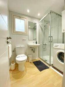 ein Badezimmer mit einem WC, einem Waschbecken und einer Waschmaschine in der Unterkunft Primera Linea De Mar Centro Roses in Roses