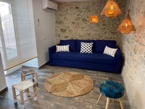 A seating area at Ideal parelles aptm amb encant estil Mediterrani i tranquil a Llançà