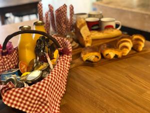 una mesa cubierta con una bandeja de pan y bollería en La roulotte de Bussy, en Bussières