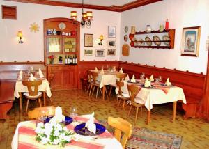 une salle à manger avec des tables et des chaises dans un restaurant dans l'établissement Hotel Velden Bacherlwirt, à Velden am Wörther See