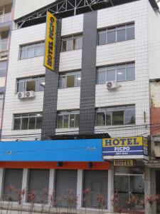 蓬蒂诺瓦Hotel Picpo的建筑一侧的酒店
