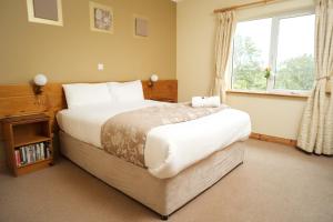 Een bed of bedden in een kamer bij Ardilaun Guesthouse Self Catering