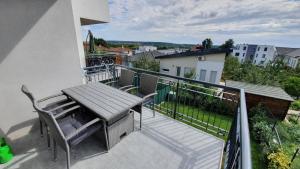 En balkong eller terrasse på Napfény Apartman