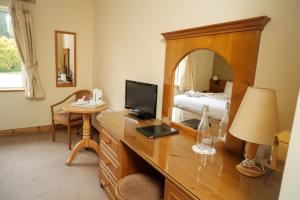 A television and/or entertainment centre at Ardilaun Guesthouse Self Catering