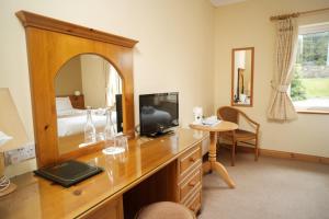 Een TV en/of entertainmentcenter bij Ardilaun Guesthouse Self Catering
