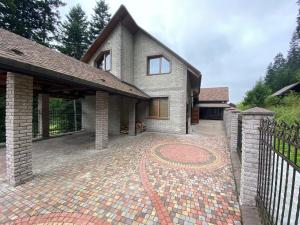 斯基希德尼萨Оранта的一栋前面有砖砌车道的房子