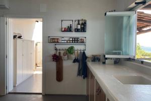 Kuchyňa alebo kuchynka v ubytovaní Boutique apartment with beach within walking distance, near Tropea