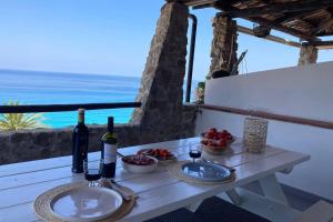 Nápoje v ubytovaní Boutique apartment with beach within walking distance, near Tropea