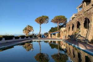 Bazén v ubytovaní Boutique apartment with beach within walking distance, near Tropea alebo v jeho blízkosti