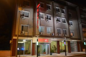 un edificio de hotel con una señal de hotel delante en Isık Hotel, en Edirne