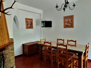 コト・リオスにあるAlojamientos Loma de Mariangelaのダイニングルーム(木製テーブル、椅子付)