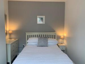 A bed or beds in a room at CAERNARFON Quality Townhouse