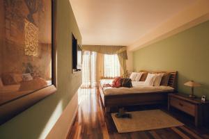 a bedroom with a large bed and a window at Denisa Boutique in Poiana Brasov