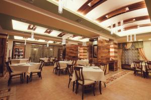a restaurant with tables and chairs in a room at Denisa Boutique in Poiana Brasov