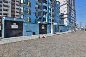 an empty city street with a blue building at HOTEL ROTA DO SOL in Praia Grande +7 photos