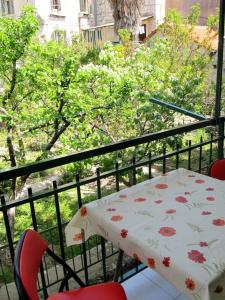 einen Tisch und Stühle auf einem Balkon mit Aussicht in der Unterkunft Rooms Miletic near the Palace in Split